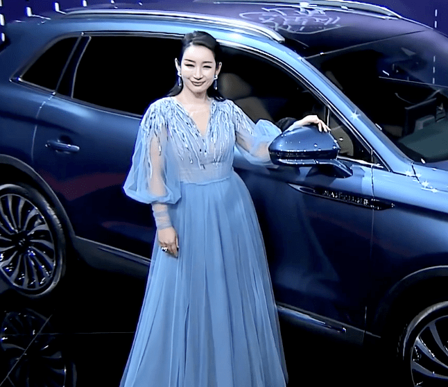 短发|中年女星红毯图鉴：52岁陶红性感敢穿，吴越短发温柔，陈数女王范