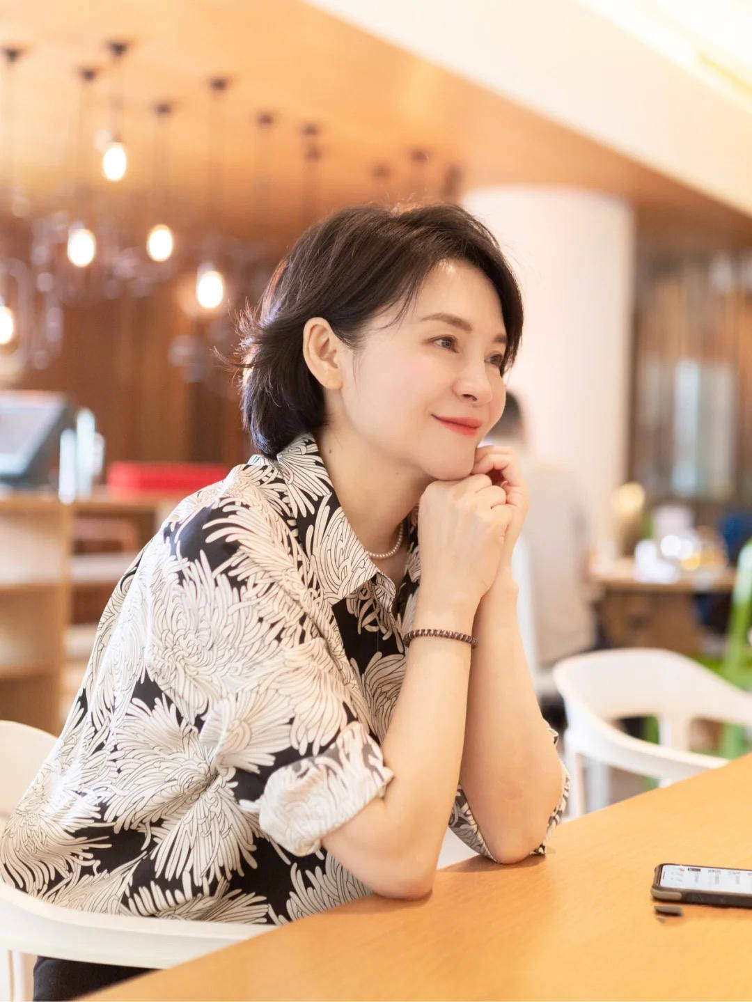 运动鞋|建议不要穿阔腿裤＋运动鞋了！九分裤＋短跟鞋，妈妈穿才更气质