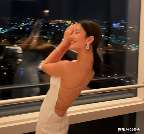 平台|28岁杨采钰大街上拍照！穿高帮大皮鞋不怕热，笑起来一对酒窝吸睛