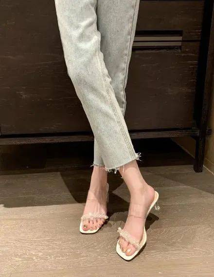 运动鞋|今夏不要总穿运动鞋了,2021流行这几款凉鞋,上脚显瘦显直又显腿长!