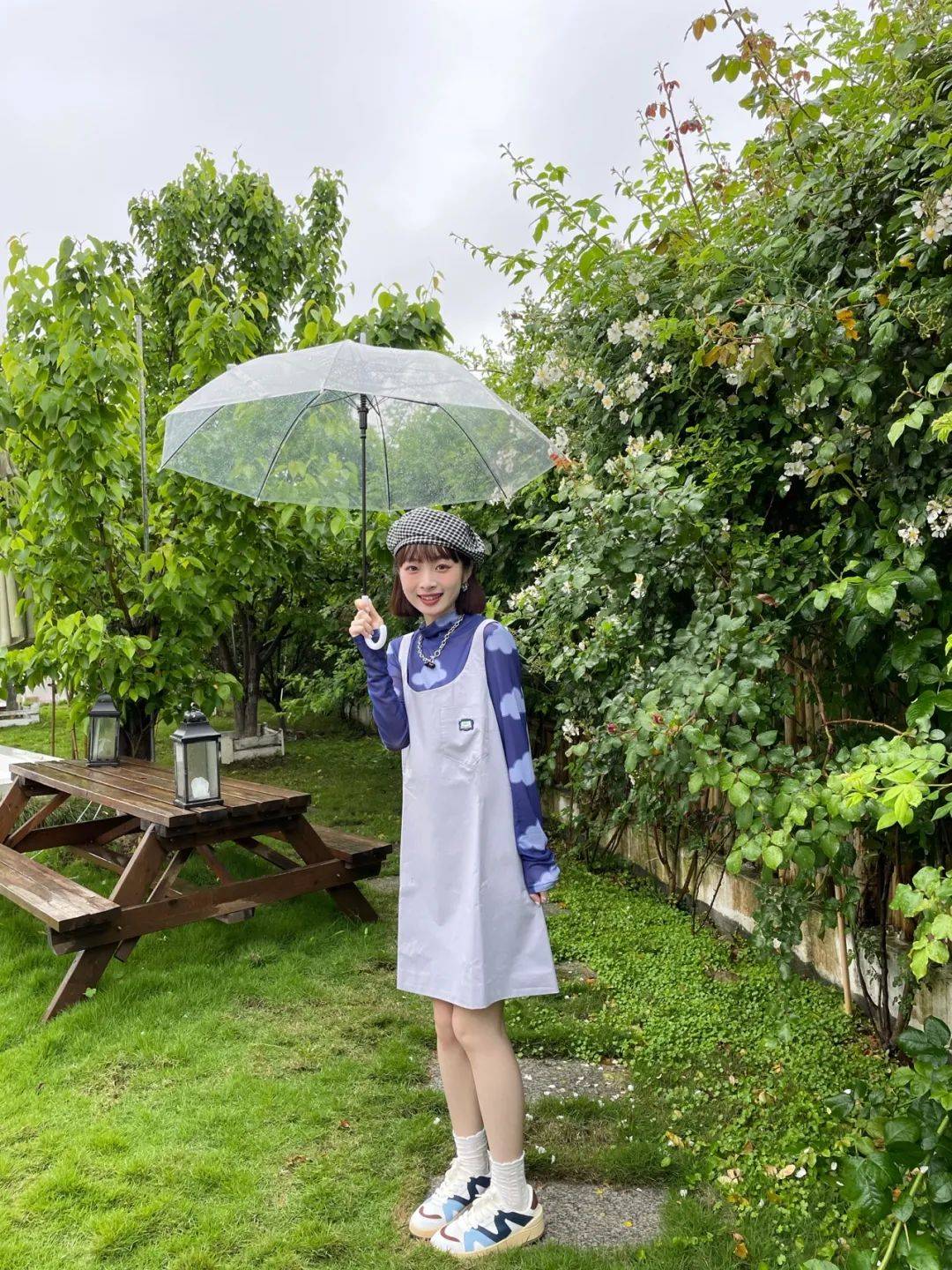 小个子|今夏忘了高跟鞋吧！小个子女生穿“连衣裙＋平底鞋”，上身好看到报警！