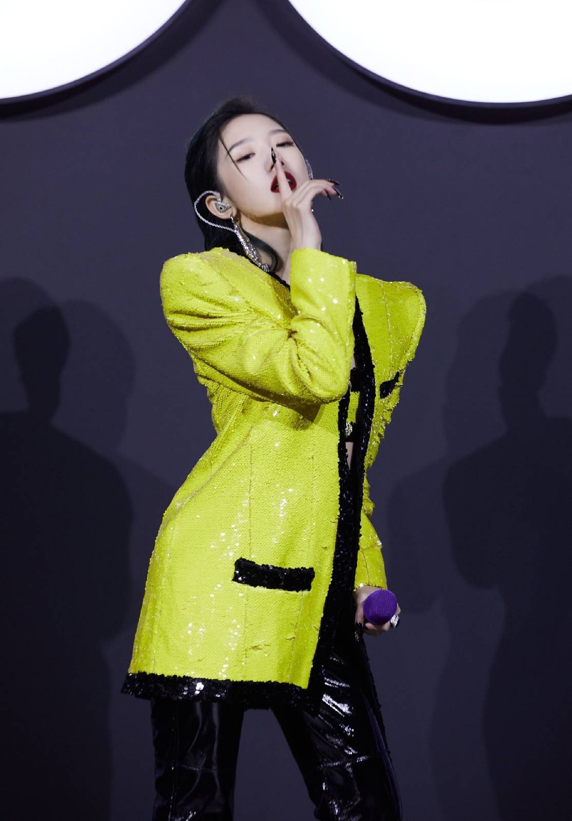 孟美岐|22岁孟美岐造型翻车,红色长裙配黄金首饰,丝毫不见青春活力