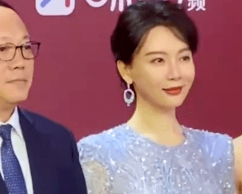 短发|中年女星红毯图鉴：52岁陶红性感敢穿，吴越短发温柔，陈数女王范