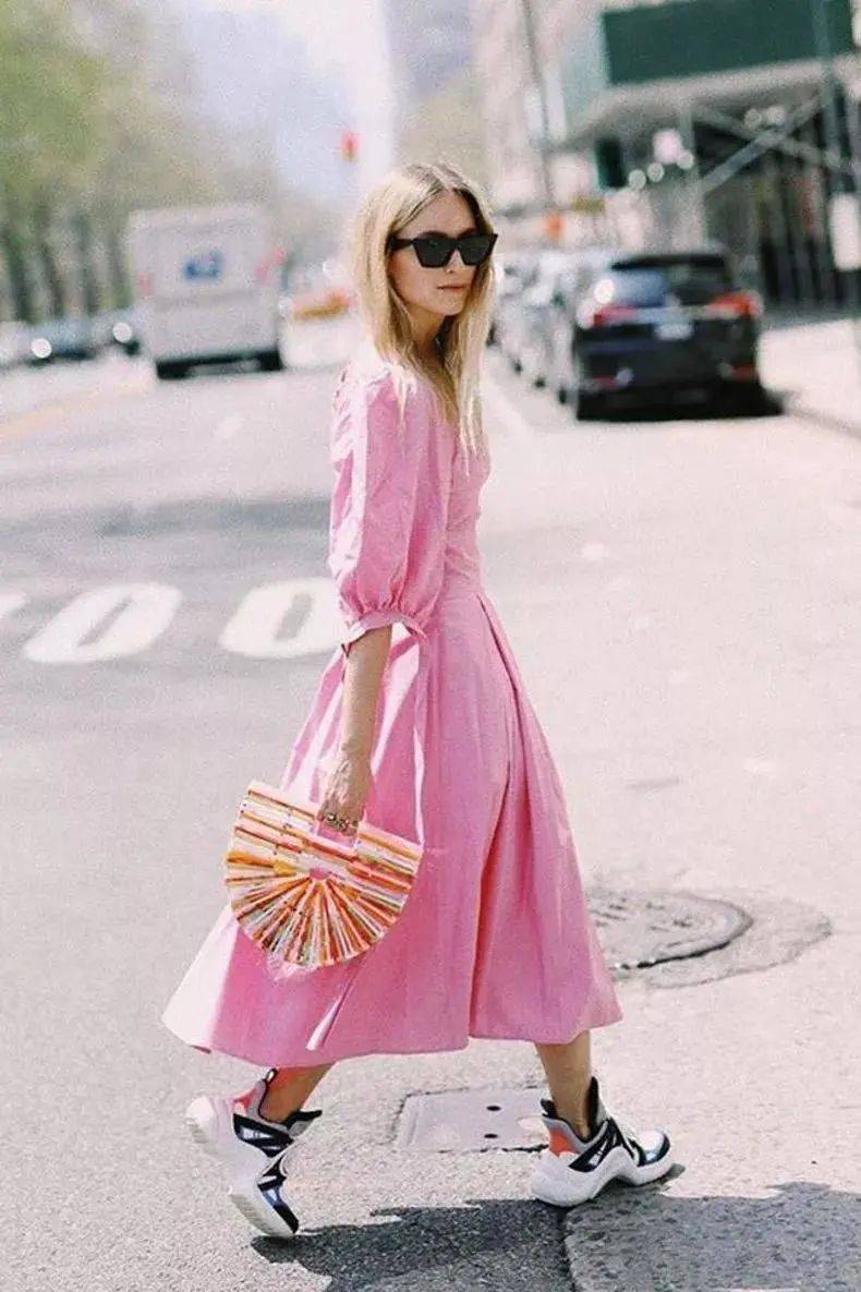 小白|今夏“裙子+运动鞋”这样穿,就是美得不一样!