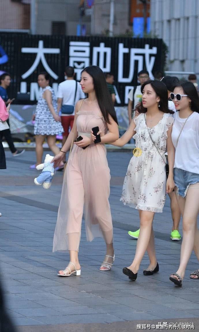 身材|秋来广州美女街拍时尚穿搭,“越秀”越时尚越发的美丽,多姿多彩