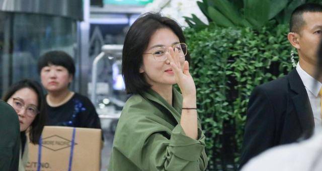 边和|宋慧乔越来越美了,波波头配绿风衣嫩得像学生,39岁美回19岁