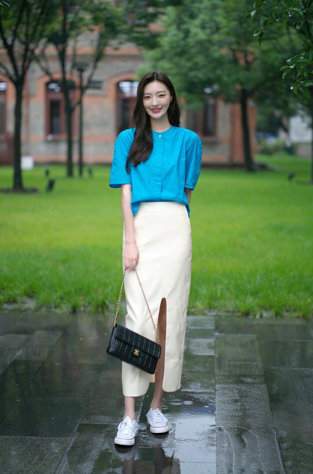 小个子|“帆布鞋＋裙子”，今夏这样穿，减龄时髦又好看，小个子也能穿