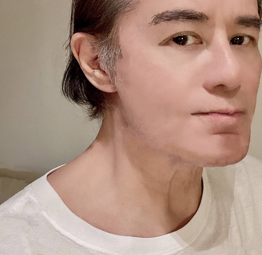 郑裕玲前男友晒近照71岁甘国亮美颜后像小伙至今单身无儿无女