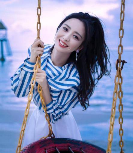 身材|38岁佟丽娅活成了少女模样，“裙装裤+条纹衬衫”，简单又清纯！