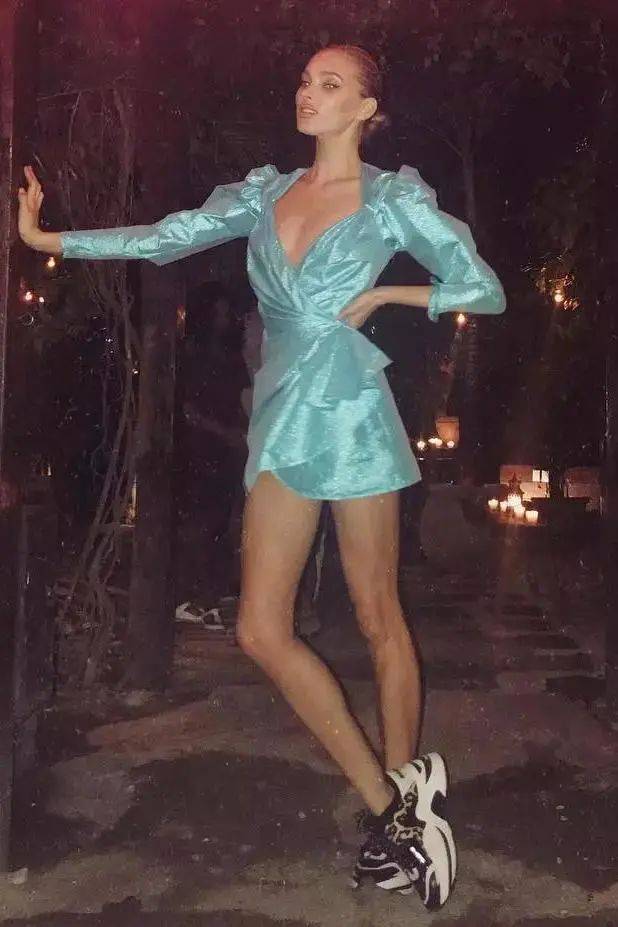 小白|今夏“裙子+运动鞋”这样穿,就是美得不一样!