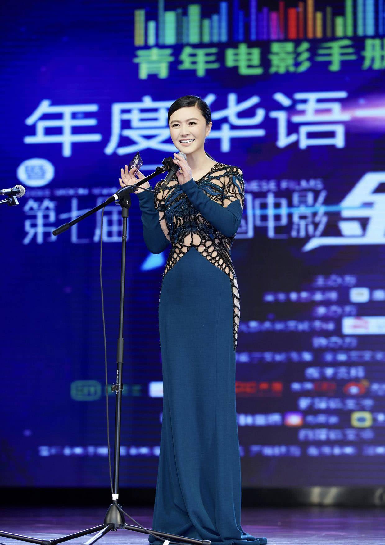 毛衣|44岁田海蓉真会装“嫩”，扎丸子头配蓝色外套＋格子裙，时髦大气