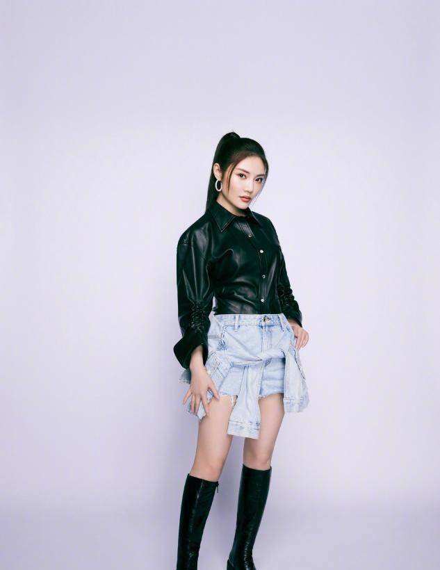 大腿|?徐冬冬晒最新写真,裙子短到大腿根,配黑色皮衣又酷又惹眼