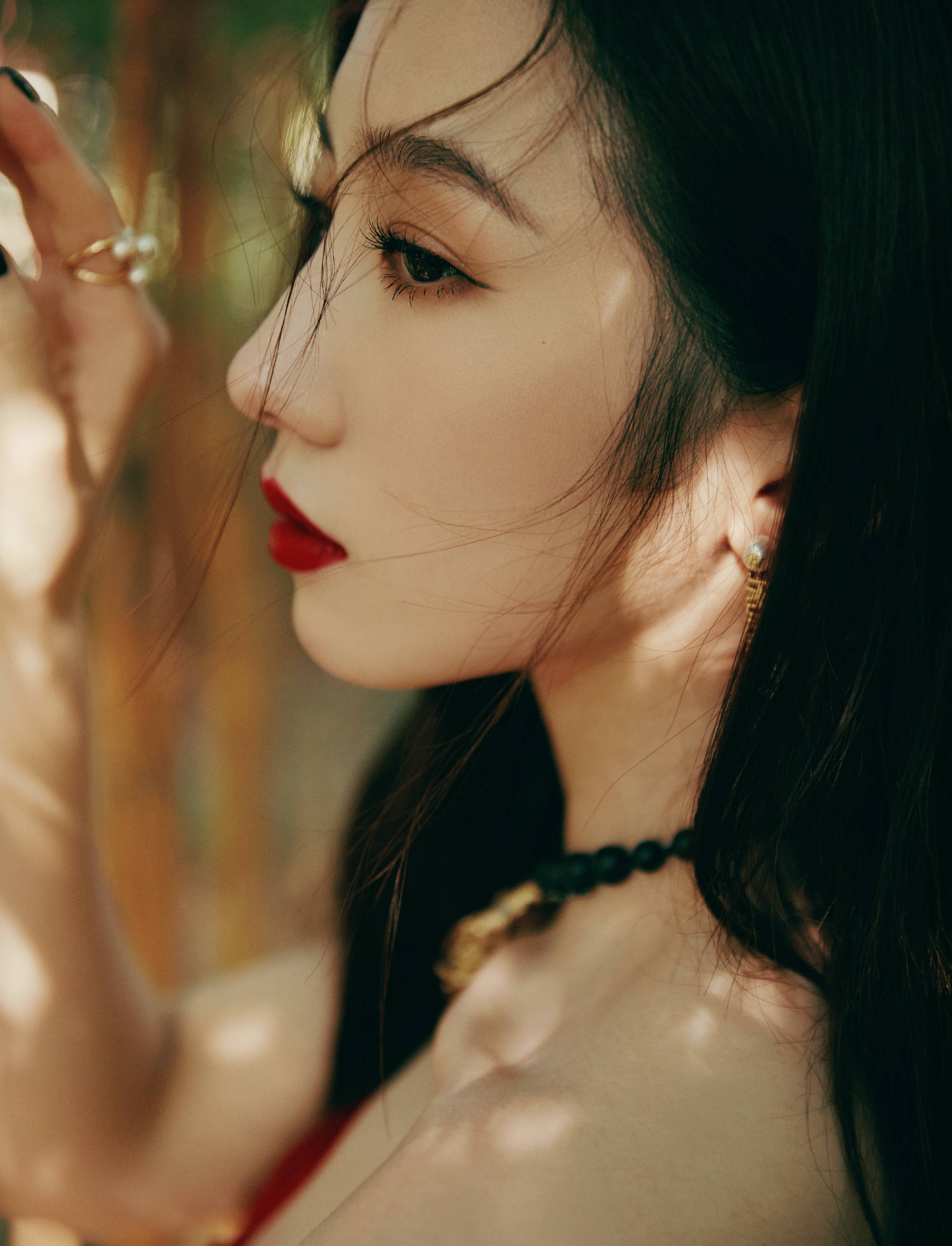 孟美岐|22岁孟美岐造型翻车,红色长裙配黄金首饰,丝毫不见青春活力