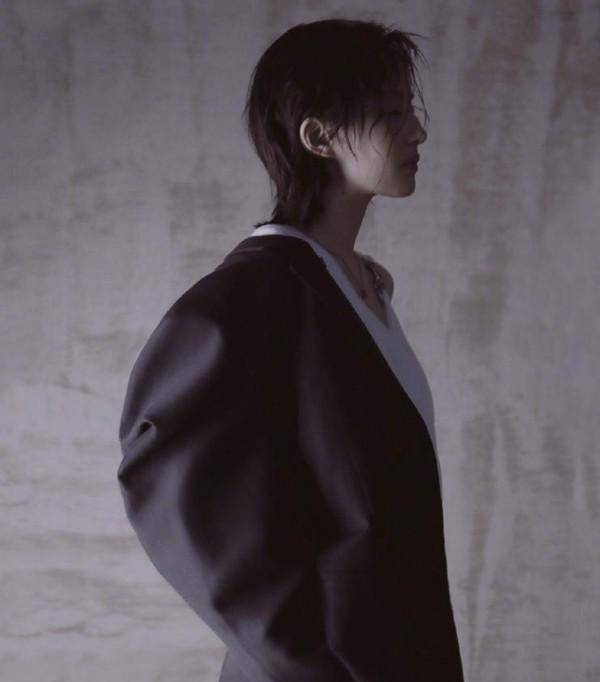 好身材|?又被刘亦菲惊艳了，挑战二次元粉发造型，又甜又酷令人心动