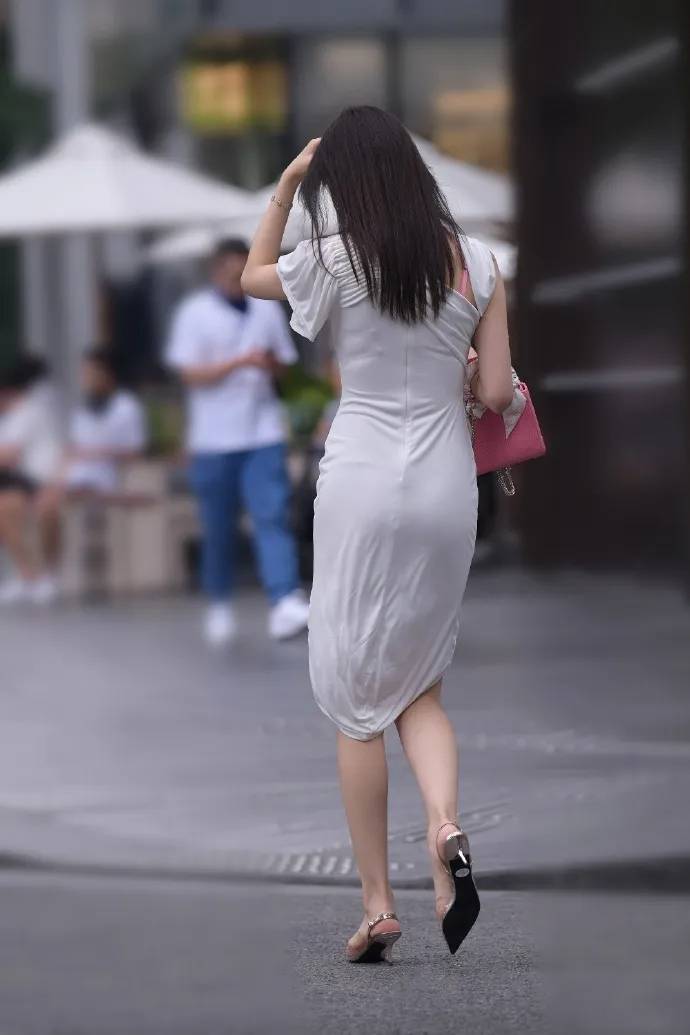方法|如何穿出不随大流的风格？连衣裙配高跟鞋，美得温婉又优雅