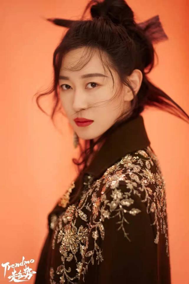 金色|奥运冠军孙一文明星脸火出圈！新大片穿黑金斗篷变侠女，身材绝了
