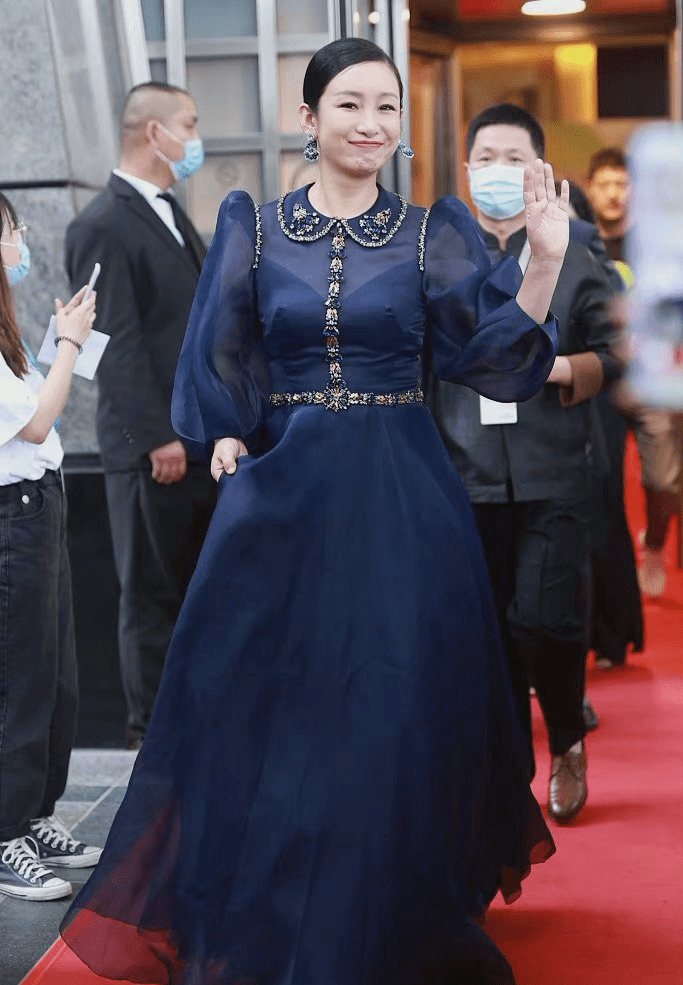 短发|中年女星红毯图鉴：52岁陶红性感敢穿，吴越短发温柔，陈数女王范