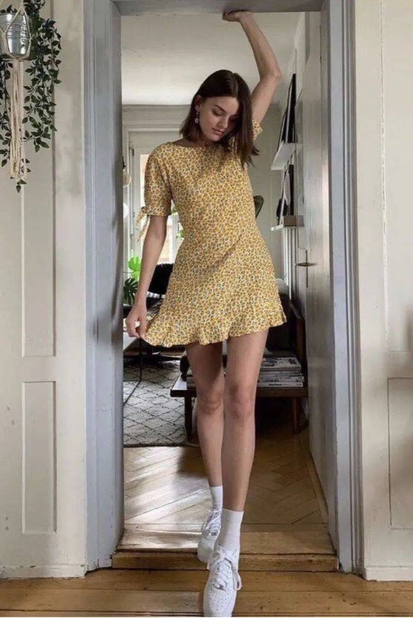 小白|今夏“裙子＋运动鞋”这样穿，就是美得不一样！