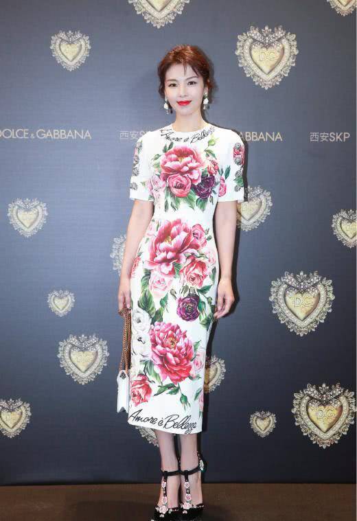 尖头|女人40岁以后，尽量不要高跟鞋配丝袜！学刘涛这样穿，洋气显嫩