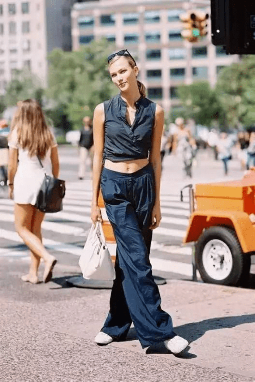 颜色|2021年入春流行“拖地裤+平底鞋”,简约舒适时髦,太好看了