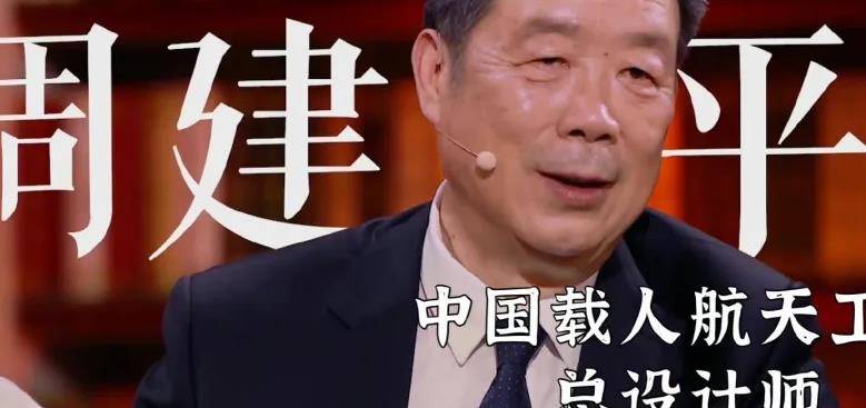 龙洋|董卿现身《朗读者》第三季看片会，“美人在骨不在皮”，气质优雅