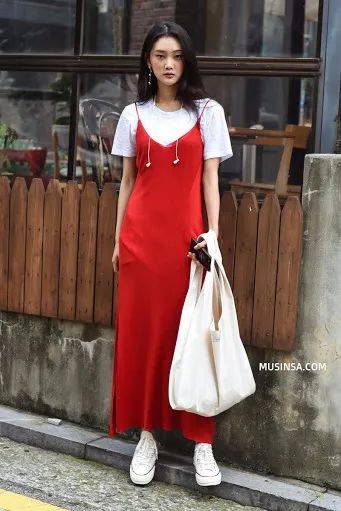 小白|今夏“裙子+运动鞋”这样穿,就是美得不一样!