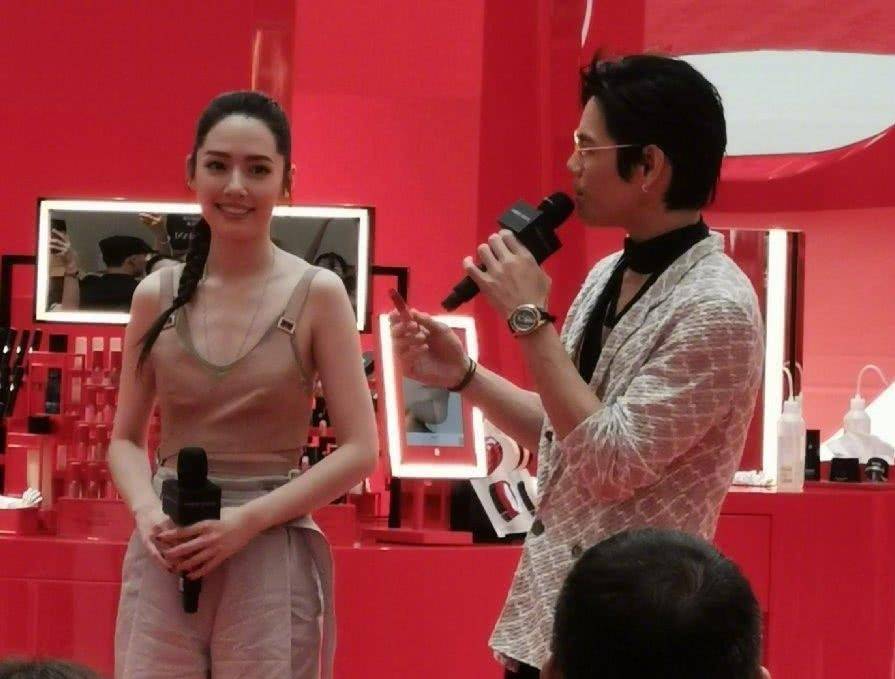 设计|郭碧婷阔腿裤配麻花辫超霸气，向佐金丝眼镜配丝巾非常帅气