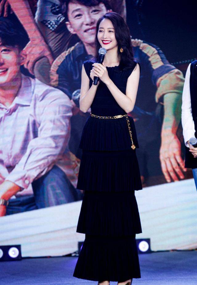 金色|王鸥真是精致得无可挑剔，穿黑色连衣裙优雅高贵，精致高级太惹眼