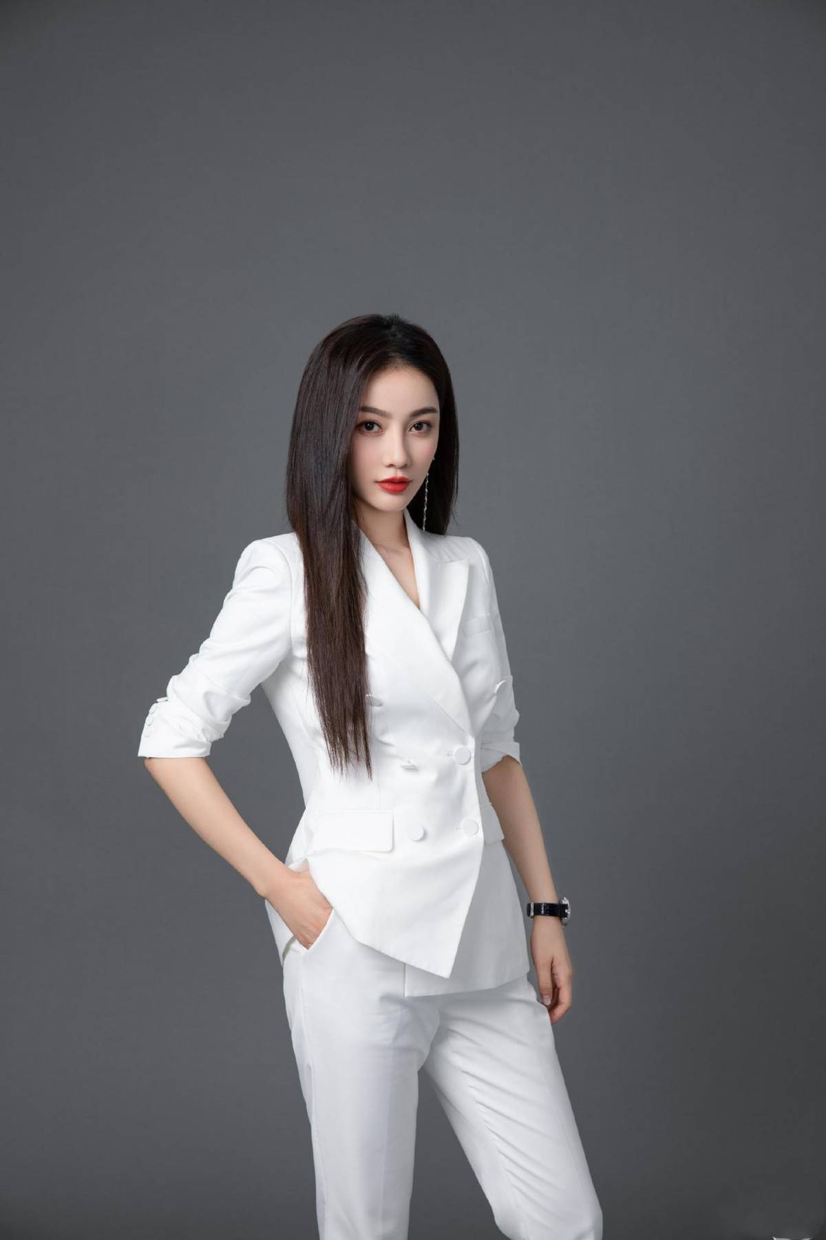 氛围|扫黑风暴思思晒美照，穿西装御姐范十足，难怪7个女配她脱颖而出