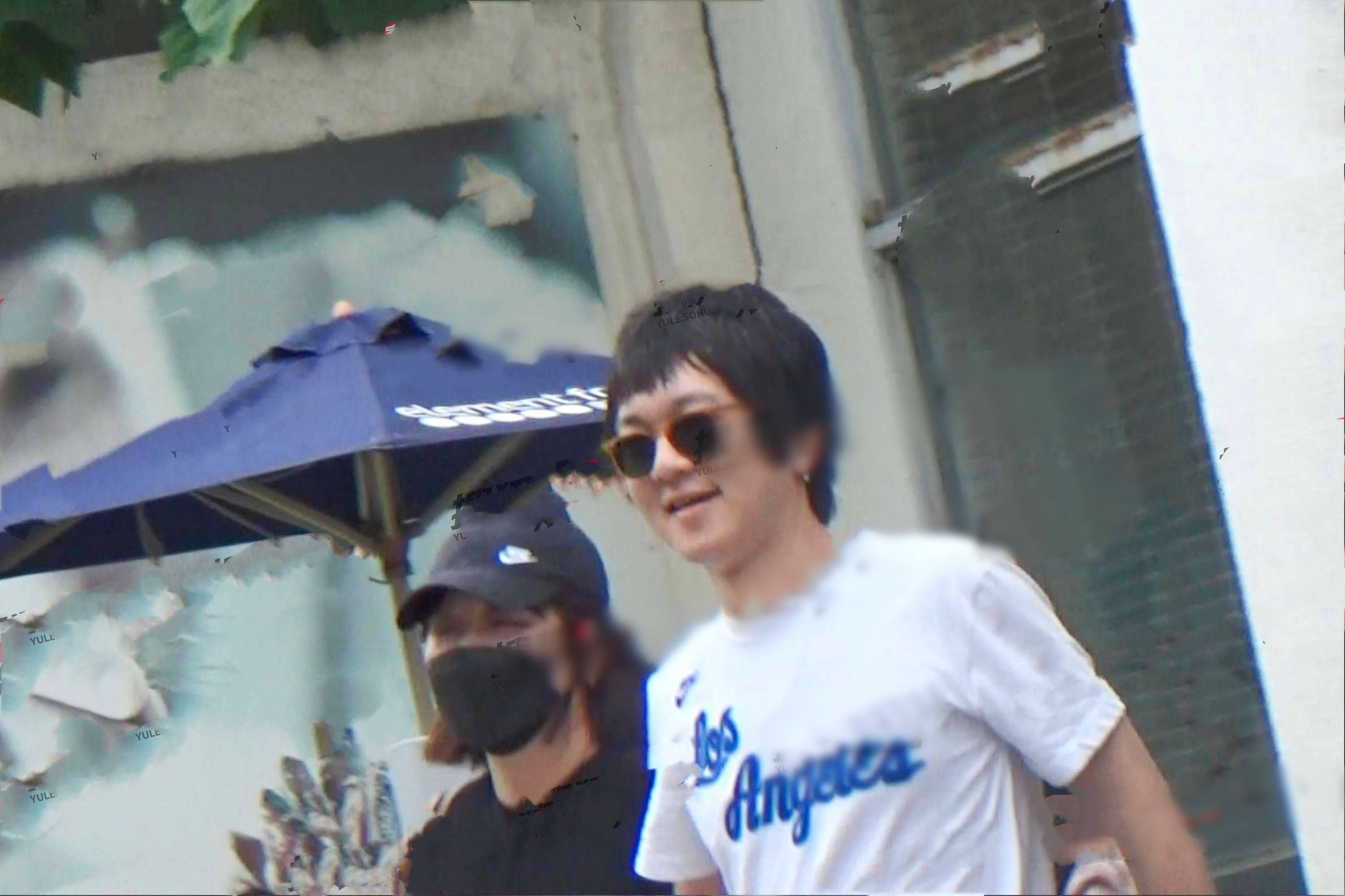 张哲轩|马思纯张哲轩再被拍，挽手出行像连体婴儿，开车回家似同居