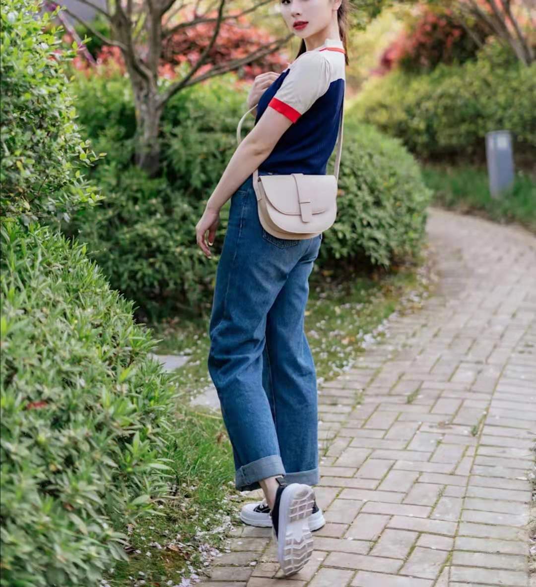 脚踝|2021不要再穿高跟鞋了！今夏“九分裤＋运动鞋”正流行！