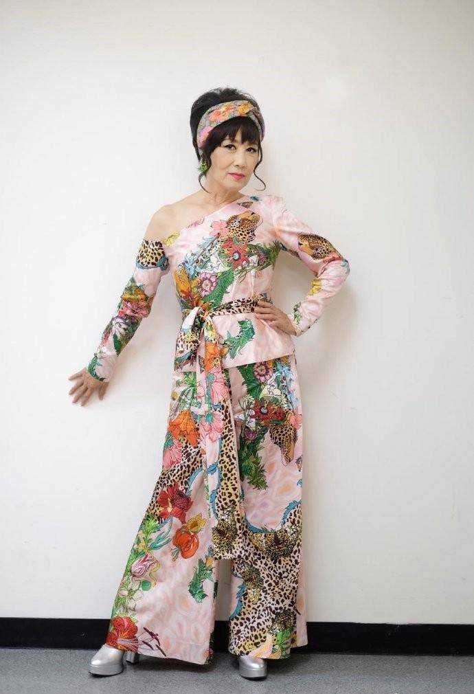 爱美|73岁汪明荃越老越爱美，穿礼服“扮嫩”好洋气，皱纹明显也不怕！
