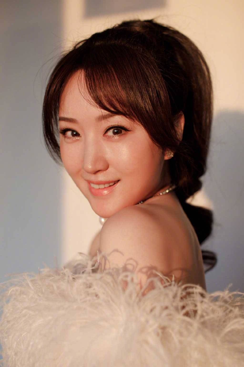 发型|49岁杨钰莹真“嫩”，扎高马尾穿羽毛裙如20岁左右少女，太减龄了