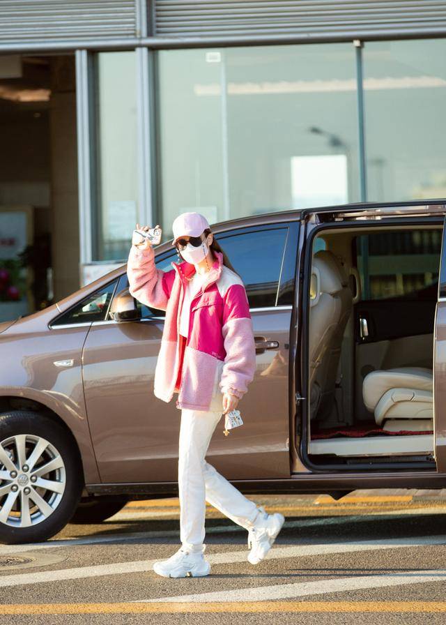 设计|戚薇真厉害，浮夸的绿色漆皮裙穿出满屏时尚感，也就她能驾驭得了