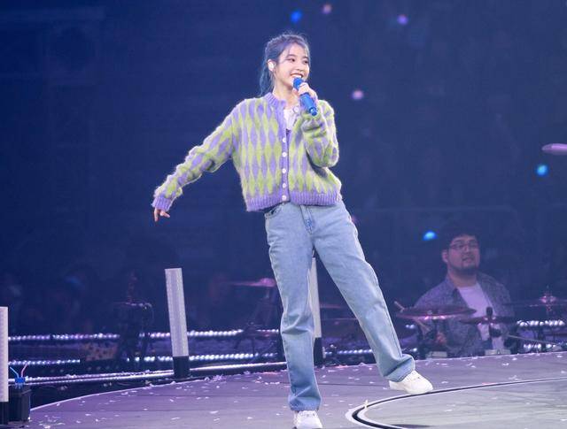 一身|“国民妹妹”IU甜美再现，一身香芋紫连衣裙造型，27岁不失少女感