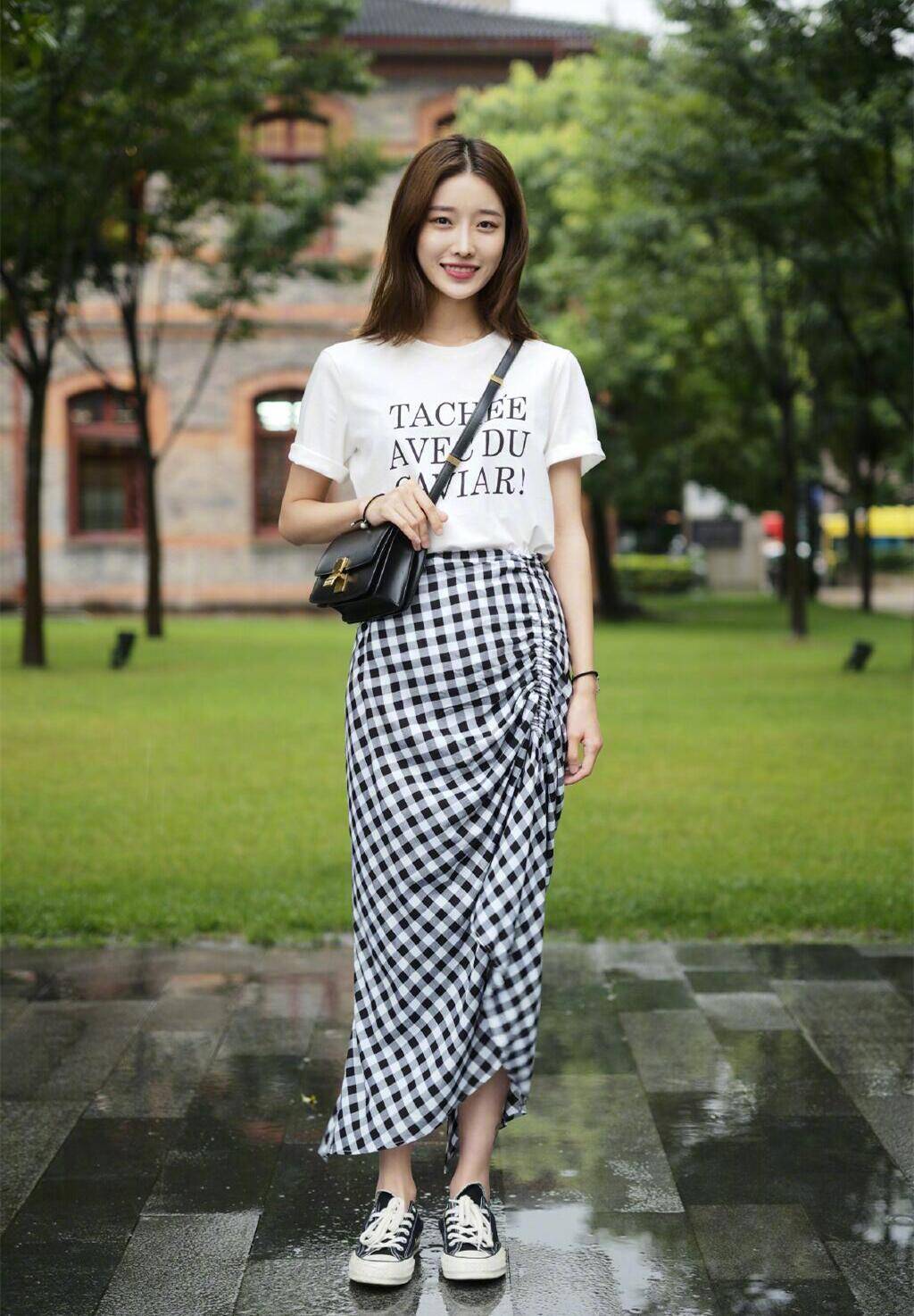 小个子|“帆布鞋＋裙子”，今夏这样穿，减龄时髦又好看，小个子也能穿