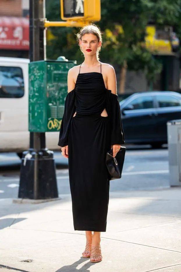 仙女|别总穿运动鞋啦！现在流行“连衣裙＋凉鞋”，好看显瘦又时髦！