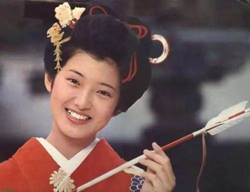 时尚|山口百惠曾经有多美！如今61岁穿公主鞋烫蛋卷头仍像少女