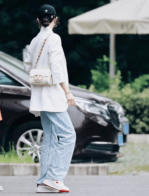 廓形|37岁唐嫣最新路透曝光！穿西装戴墨镜巨星范十足，超模身材超惹眼