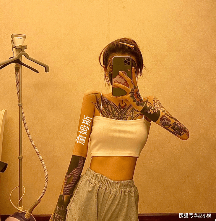 原创岳明辉前女友晒自拍惹争议眼睛和嘴唇一样大酷似网红刘梓晨