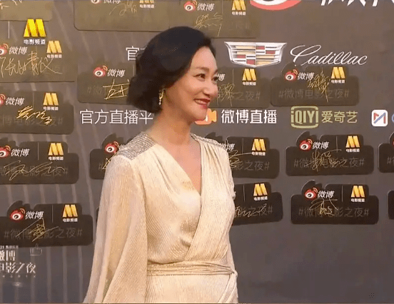 短发|中年女星红毯图鉴：52岁陶红性感敢穿，吴越短发温柔，陈数女王范