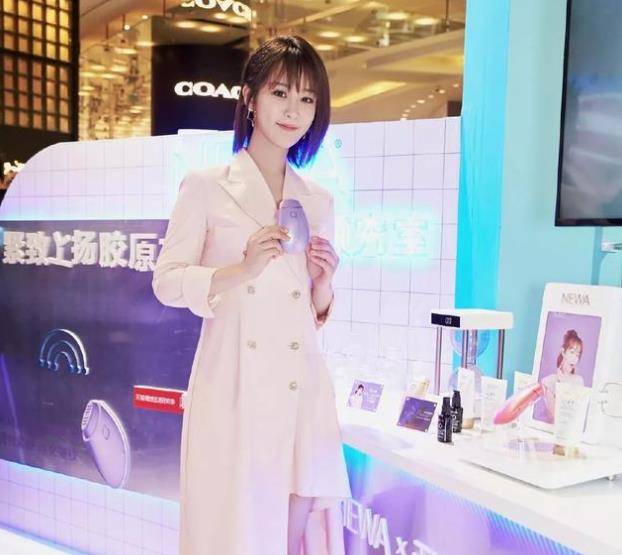 黑色|杨钰莹依然“不服老”，穿西装配丝袜秀长腿，唯独鞋子暴露了年纪