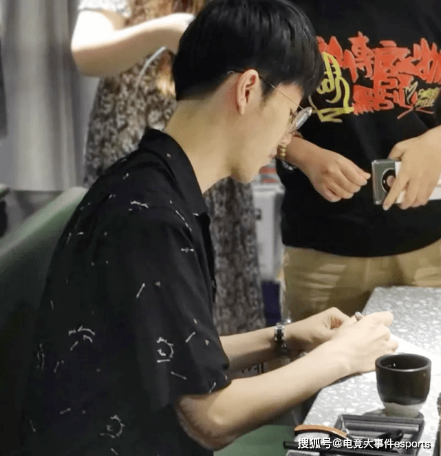 Theshy|Theshy的手伤真的好严重！伤口长达20cm，从手腕一直到肘关节上侧