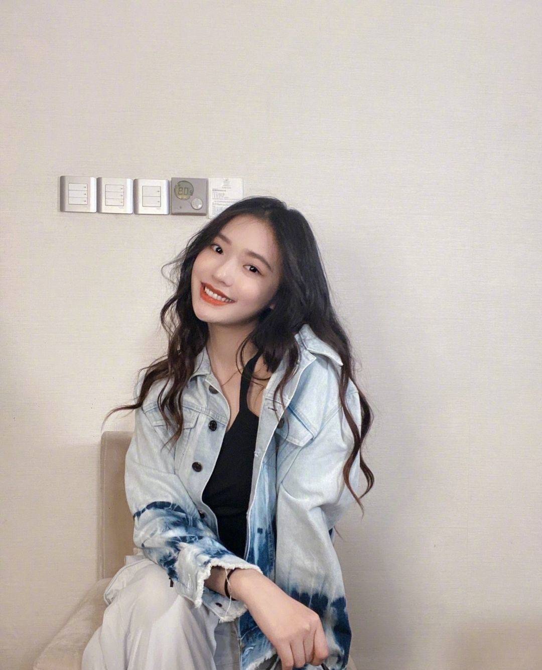 黑色|24岁林允拍摄七夕大片，白色T恤配高马尾笑起来好甜，太有魅力了