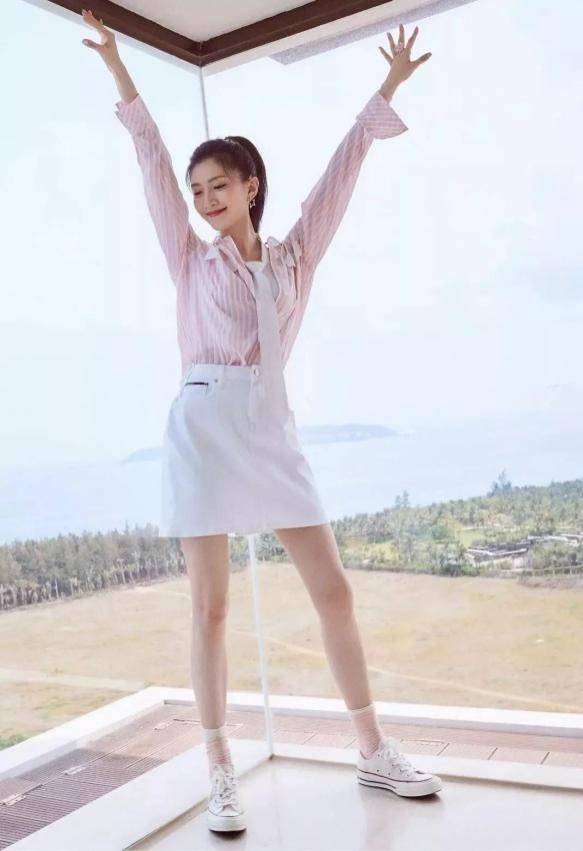 帆布鞋|“裙子+帆布鞋”才是春夏王炸cp,学会这样穿,舒适、时髦又好看