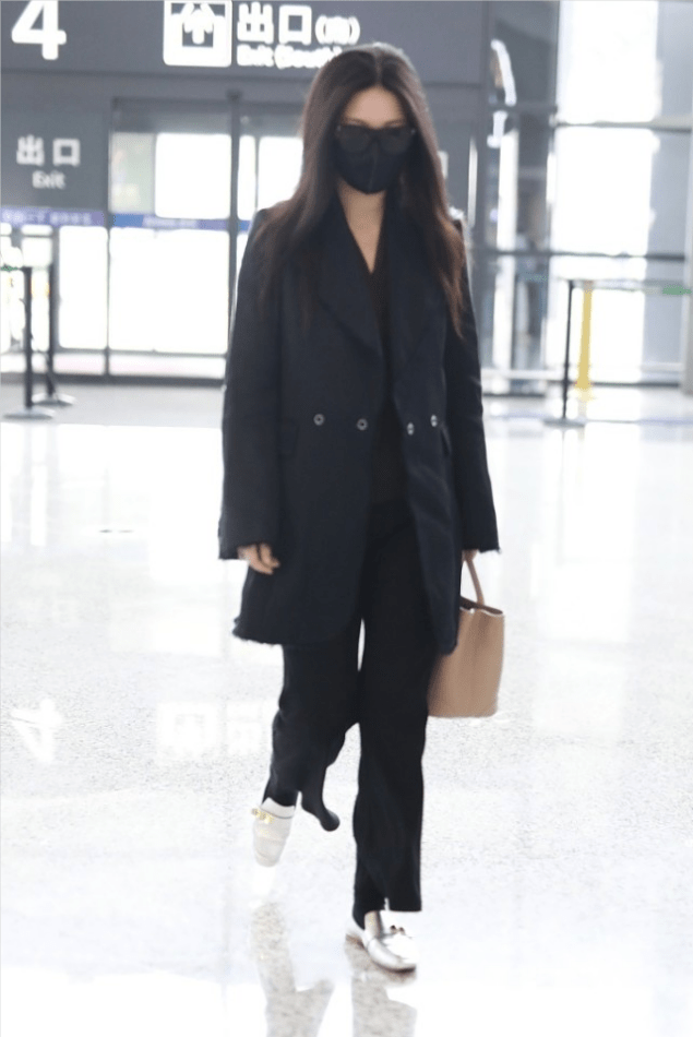 朱珠|怀孕的朱珠身材也挺好，穿宽松西装也难掩纤细感，配平底鞋显腿长