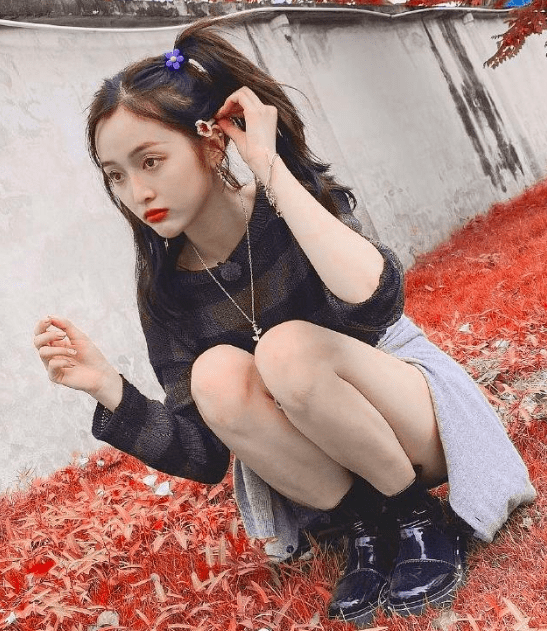 叶子和|吴宣仪草地上拍照，看清她脚上穿的鞋子，这才是对花草最大的尊重！