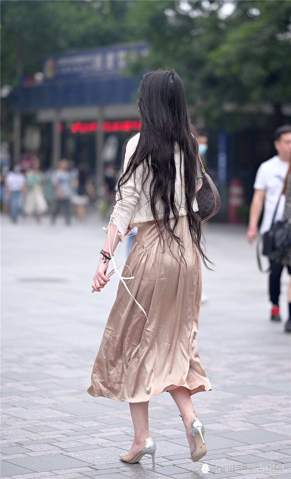 身材|夏季穿着尖头细跟鞋逛街,你会选择凉鞋款式,还是选择单鞋
