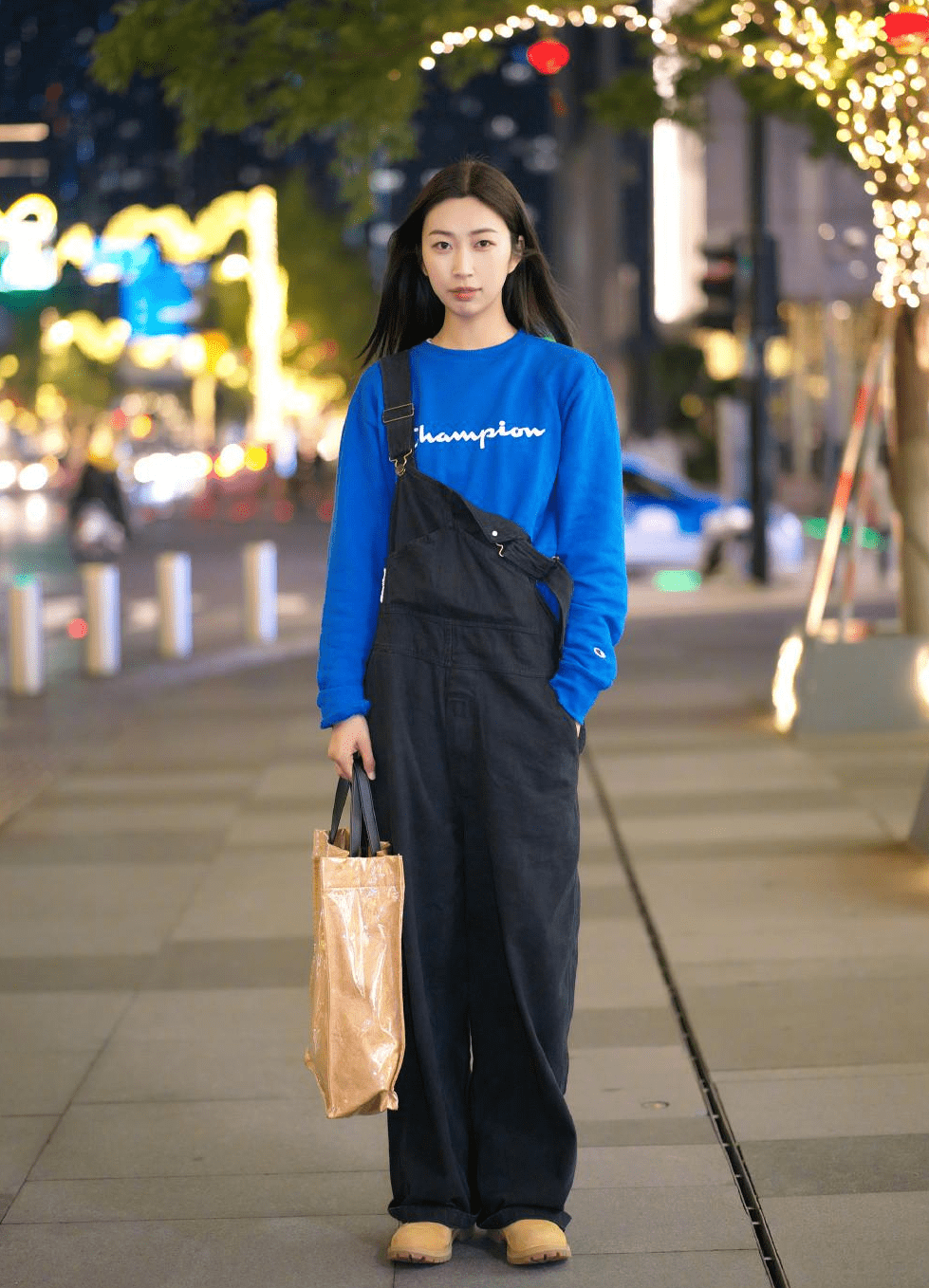 厚底|“运动鞋＋裤子”，小个子女生这样穿，时髦显高还不累脚，真好看