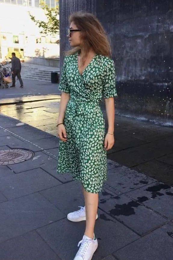 小白|今夏“裙子＋运动鞋”这样穿，就是美得不一样！